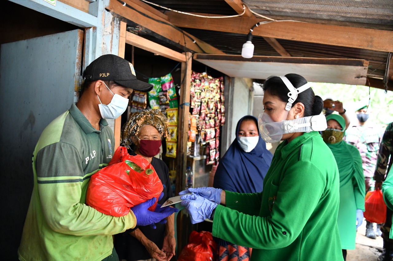 Ketua Umum Persit Kartika Chandra Kirana Ibu Hetty Andika Perkasa saat memberikan bantuan berupa paket sembako kepada salah satu perawat makam Pondok Rangon