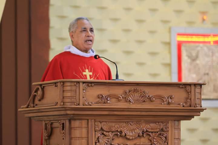 Uskup Leo Laba Ladjar,OFM saat memimpin perayaan pentakosta di Gereja Katedral Kristus Raja, Kota Jayapura