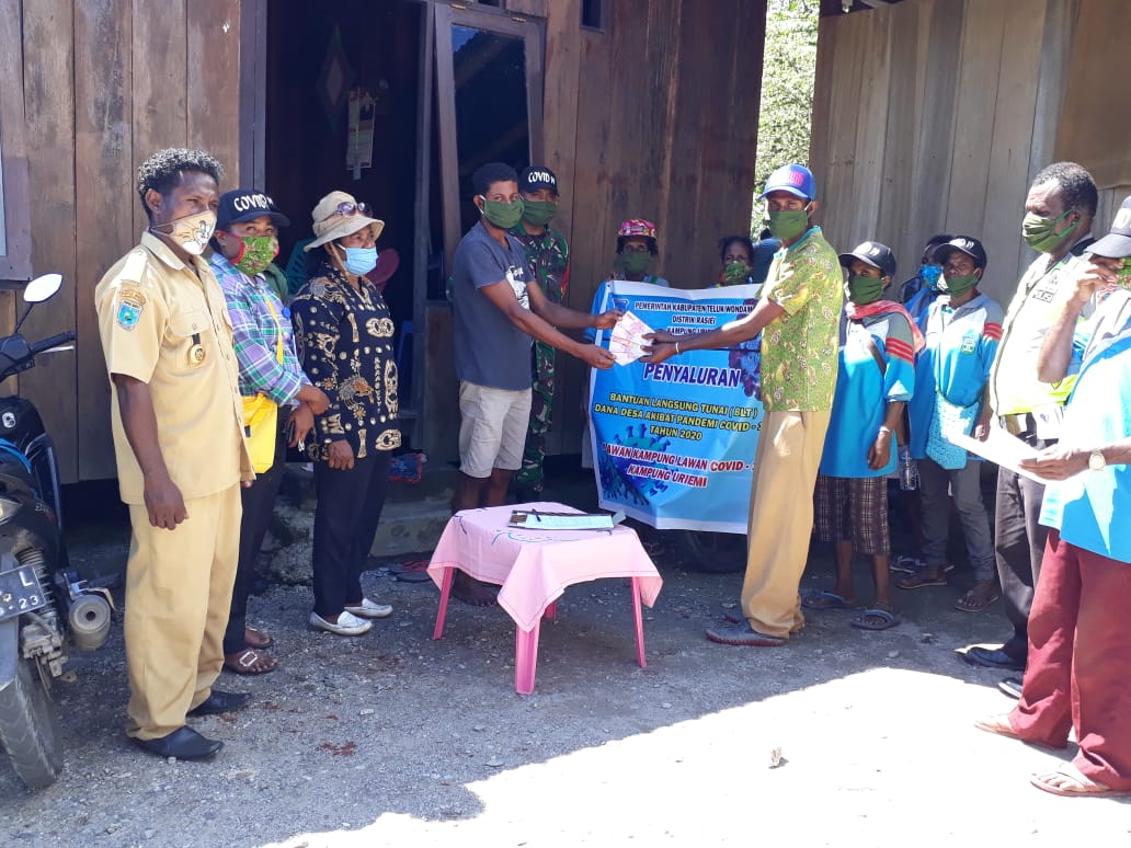 Penyaluran BLT untuk warga Kampung Uryemi, Distrik Rasiei, Kabupaten Teluk Wondama