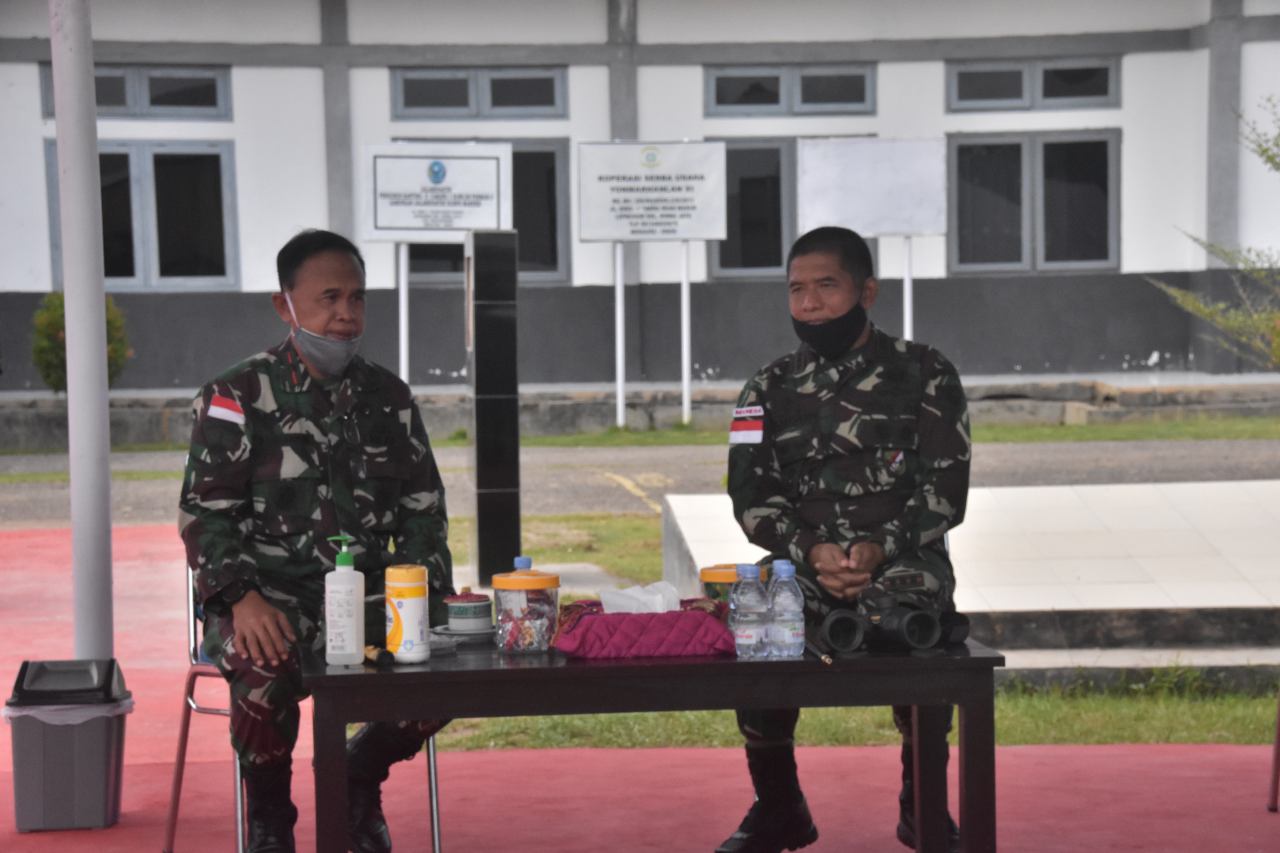 Danrem Kolonel Inf Bangun Nawoko berbincang akrab dengan Komandan Lantamal XI Brigjen TNI (Mar) Lukman. S. T., M. Si. (Han)