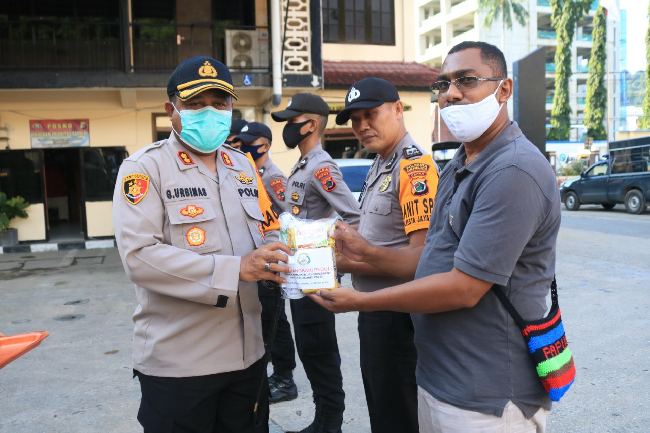 Kapolresta Jayapura Kota, AKBP Gustaf Urbinas saat menyerahkan bantuan masker dan suplemen dari Bhayangkari Cabang Kota Jayapura kepada personil gabungan, Selasa (9/6) sore.