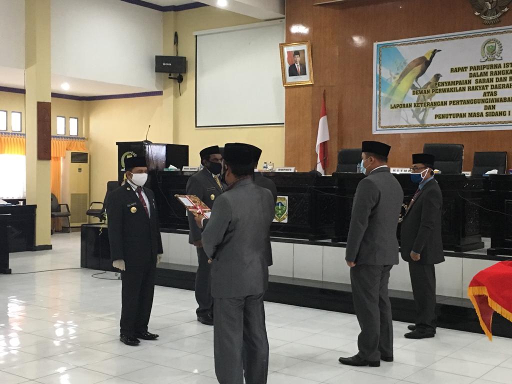Ketua DPRD Kab Keerom, Bambang Mujiono, SE saat menyerahkan hasil rekomendasi DPRD Keerom terhadap LKPJ Bupati Keerom Tahun Anggaran 2019 di ruang Sidang DPRD Keerom, Senin (15/6).