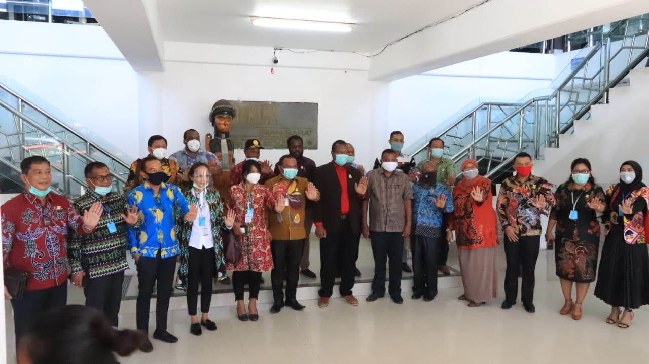 Pansus Covid-19 DPRD Kota Jayapura saat foto bersama dengan pimpinan dan anggota DPR Papua di kantor DPR Papua, Kamis (18/6).(Foto:Tiara)
