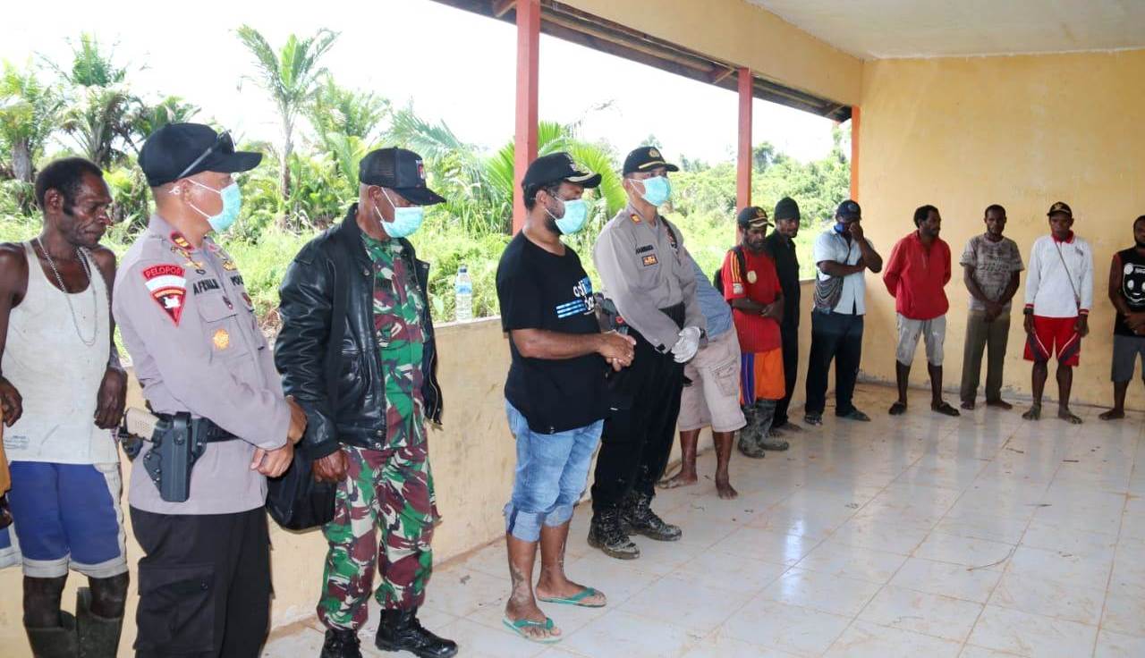 Bupati Mappi, Kritoforus Yohanes Agawemu bersama TNI/Polri memberi imbauan kepada warga terkait pencegahan penularan Covid-19