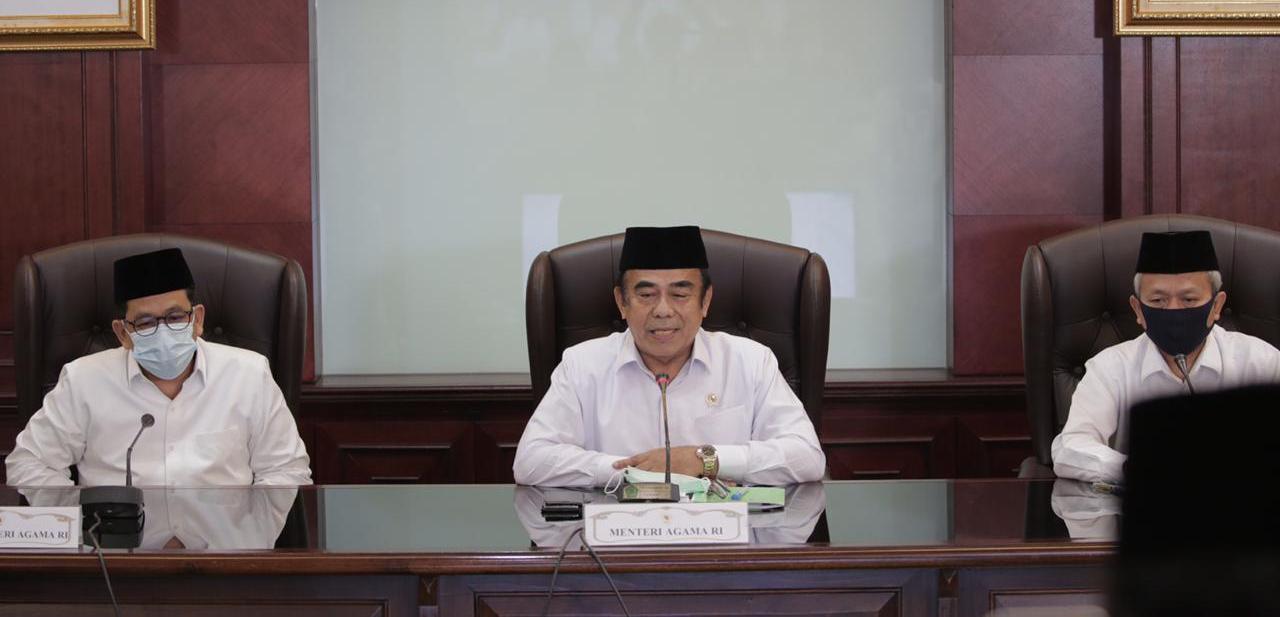 Menteri Agama Fachrul Razi (tengah)
