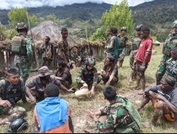 Hilangkan Lelah dan Dahaga Setelah Berkebun, Satgas Yonif R 321/GT Ngopi Bersama Masyarakat Dal Papua Pegunungan