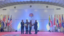Senior Vice President Underground Mine PTFI, Hengky Rumbino, menerima penghargaan Good Mining Practice, Metallic Mineral oleh ASEAN Mineral Awards 2023, di Phnom Penh, Kamboja, pada Kamis (23/11). Penghargaan ini membuktikan PTFI sebagai perusahaan yang telah menerapkan kaidah praktik tambang secara baik.