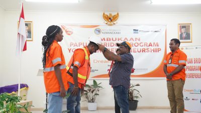 SVP Sustainable Development PTFI Nathan Kum menyematkan helm kepada perwakilan peserta PBP YET sebagai tanda dimulainya program pelatihan di Institut Pertambangan Nemangkawi, Kuala Kencana, Timika, Rabu (18/4). (foto/ist)